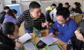 严晓冬：弯曲的脊柱，撑起一方爱的晴空