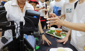 武汉一高校现“黑科技”食堂，餐盘植入芯片能瞬间结账