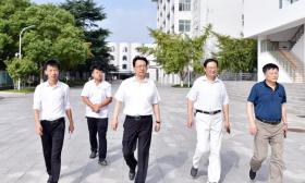 泰州市政协副主席、教育局局长奚爱国突击检查省口岸中学安全工作