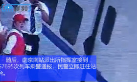 大学生赶列车太慌张 背包卡住车门致列车晚点5分钟