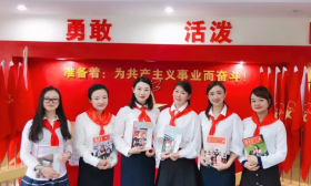 这所学校建了一个打卡圣地，小萌新们都成了光荣的护旗手