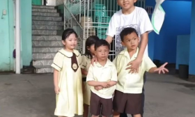 22岁男老师因长得太过童颜而困扰，常被误认为是小学生
