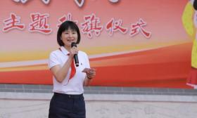 城中小学：敬礼，鲜艳的五星红旗 
