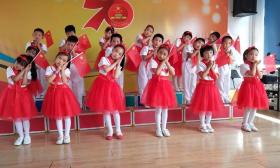 恒兴小学：童音颂祖国，歌声展风采 