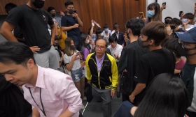 香港教师反暴力被学生围困5小时 香港理工：没拳打脚踢不算暴力