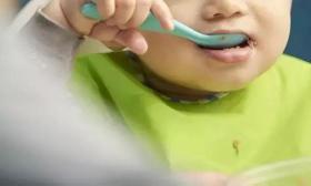 幼儿园小朋友吃饭慢被要求去厕所吃，有孩子嗓子被烫伤！园方：确有此事