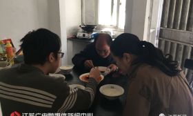 大四男生租房打工，把患病父母带在身边！他说：再难也要自己扛