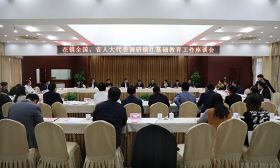 在镇全国、省人大代表调研镇江基础教育