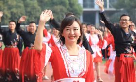 嗨！南京这所学校3000人亲子趣味运动会，爸妈齐上阵！