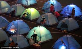 江苏苏州：小学生体验操场露营