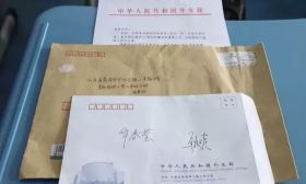 华春莹耿爽的亲笔签名！给了这名小学生