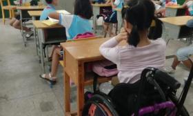 8岁女童在校做俯卧撑后瘫痪索赔708万，3年后坐轮椅重返课堂