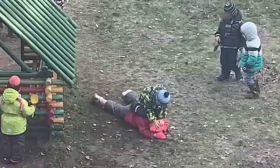 俄幼儿园女童遭同学轮番踩踏殴打，无人看管