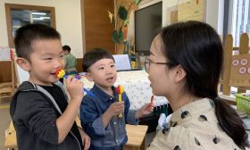 幼儿园中班萌娃出品：给田老师的草坪婚礼