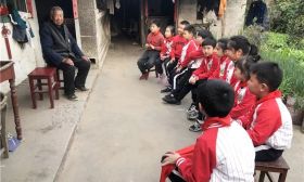 南通实小学生走近“磨刀老人”吴锦泉