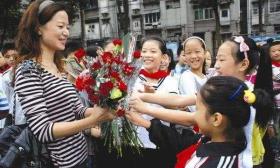 小学教师人员紧张，校长不带课合理吗？校长却回了两个字