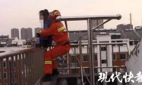 惊险！初二女生要跳楼，消防员一个箭步抱回！事后妈妈的一句话，网友炸了