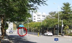 初中生过马路被撞飞，深圳多区路口被发现围挡存视角盲区易酿祸