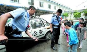 初一男孩考砸怕挨批，报警谎称自己被“家暴”，警察的处理太机智