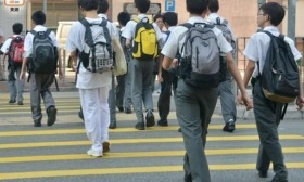 香港一中学教材称“袭警学生是战士” 教育局：严肃跟进
