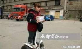 北大女毕业生回乡做快递员 可扛百斤重快件
