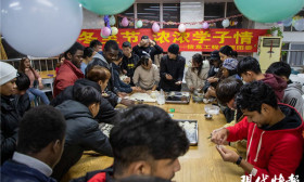 迎冬至，中外学生包饺子品味中国传统文化
