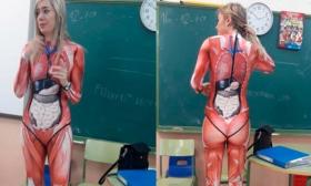 外国女老师穿人体器官衣服直观展示人体器官，学生大呼受用
