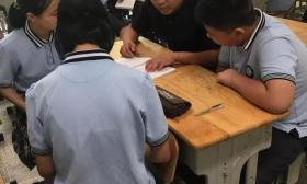 这所学校孩子放学了，家长来“上课”