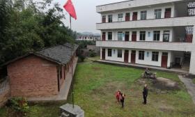 城市取消落户限制，但不能任由“孤独的村小”衰落
