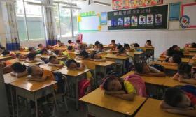 学生趴课桌午休收费300元，校方哪里来的底气？