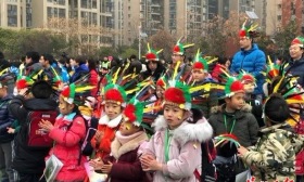 武汉小学生将美洲特色搬进校园：戴印第安面具狩猎