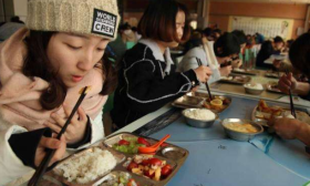 4部门联合发文：中小学和幼儿园不得在校内设置小卖部，食堂不得外包