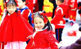 牛!这家幼儿园里开起了“年货大街”