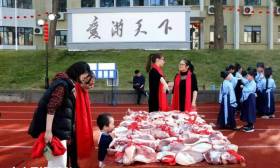 火了！别的学校发奖学金，绍兴这所学校发肉…