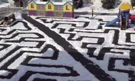 铲雪铲出一座迷宫这所幼儿园的老师们真有创意
