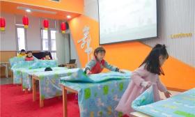 这些幼儿园小朋友真能干！
