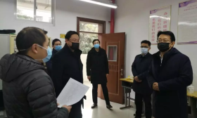 泰州市政协副主席、教育局局长奚爱国“四不两直”检查疫情防控工作