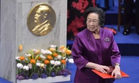 北大校友屠呦呦：让我们携手早日战胜疫情