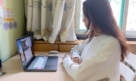 中国大学生为一线战“疫”人员子女义务助学