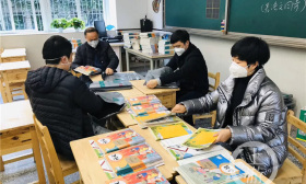 重庆中小学生明天正式上新课，孩子们的教材都到手啦！