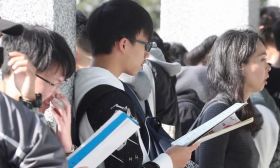 校园群聚感染，同班同学也确诊，全校停课！