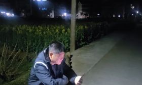 杭州一爸爸蹲电线杆下开家长会惊动校长！父母自律，是给孩子最好的礼物！