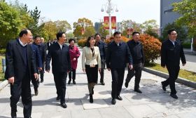 省领导来泰看学校了，满面春风，一路微笑