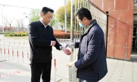 “教科书版”开学演练来了，各地区各学校都很规范，有高招……