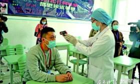 高三开学在即 记者体验开学流程 上课分AB班睡觉要脚对脚