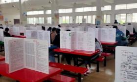 中学食堂放高考“知识挡板” 学生就着考题“下饭”