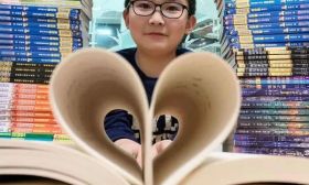 这群小学生用书玩起了行为艺术