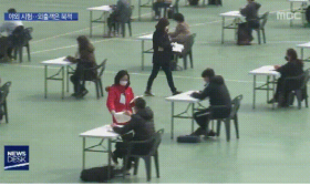韩国7000余人在操场露天考试 卷子被狂风吹一地