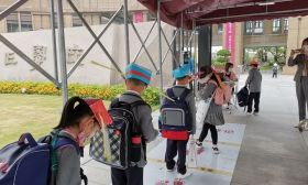 为保一米距，小学生戴“一米帽”上学，撞款《清平乐》