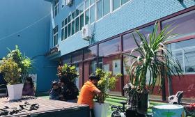 幼儿园难复工卖烧烤自救生意火爆;园长却开始纠结了
